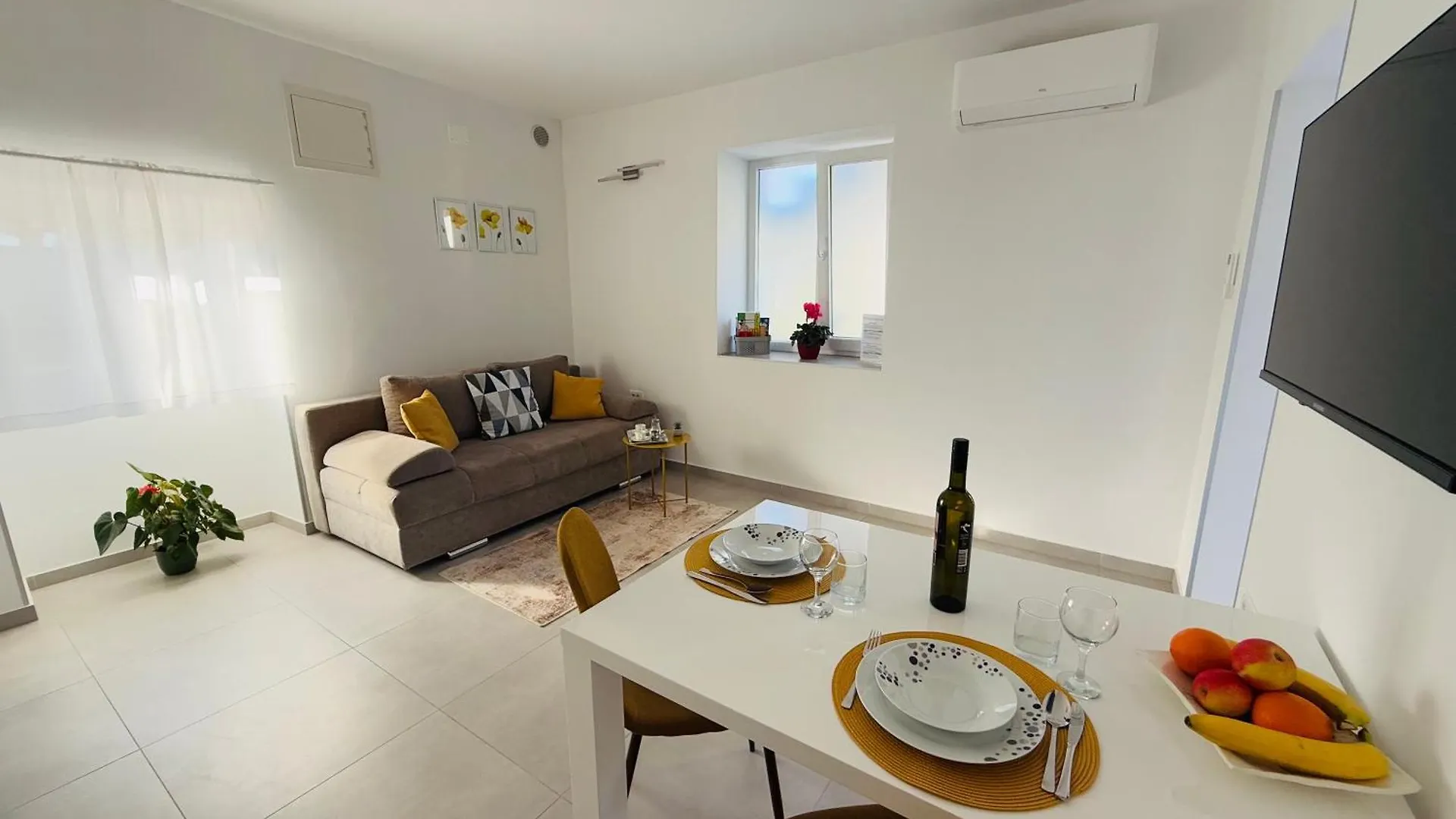 Apartment Erika - For 2 Near The Beach Pula