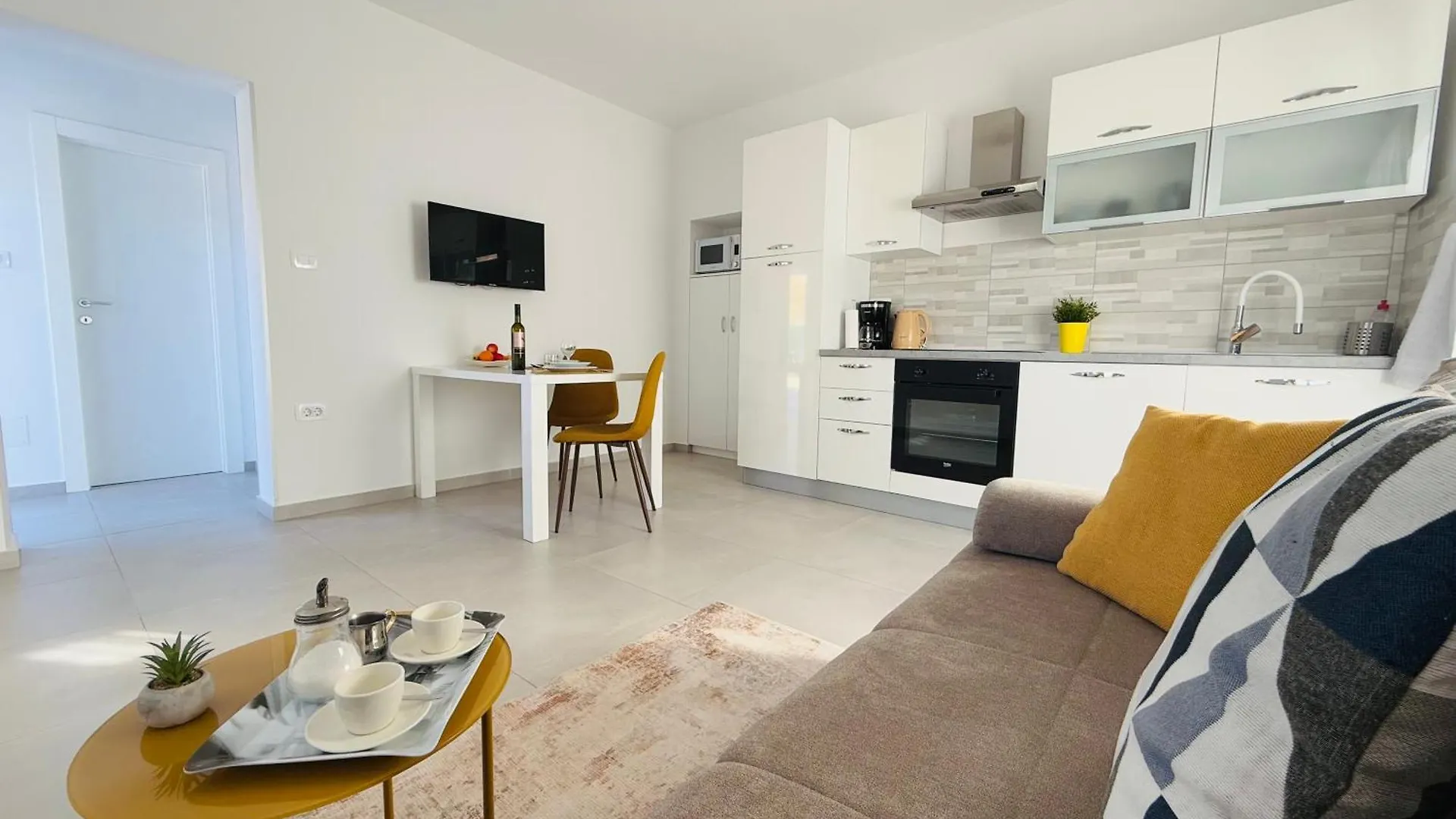 Apartment Erika - For 2 Near The Beach Pula